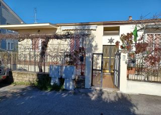 Porzione di villa bifamiliare, via Taranto