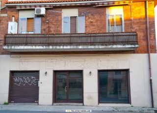 Locale commerciale in affitto e in vendita in via Nettunense Cecchina