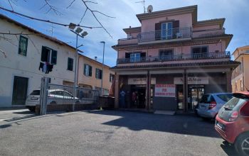 Locale commerciale in locazione. Via del Mare,61 Pavona di Albano Laziale