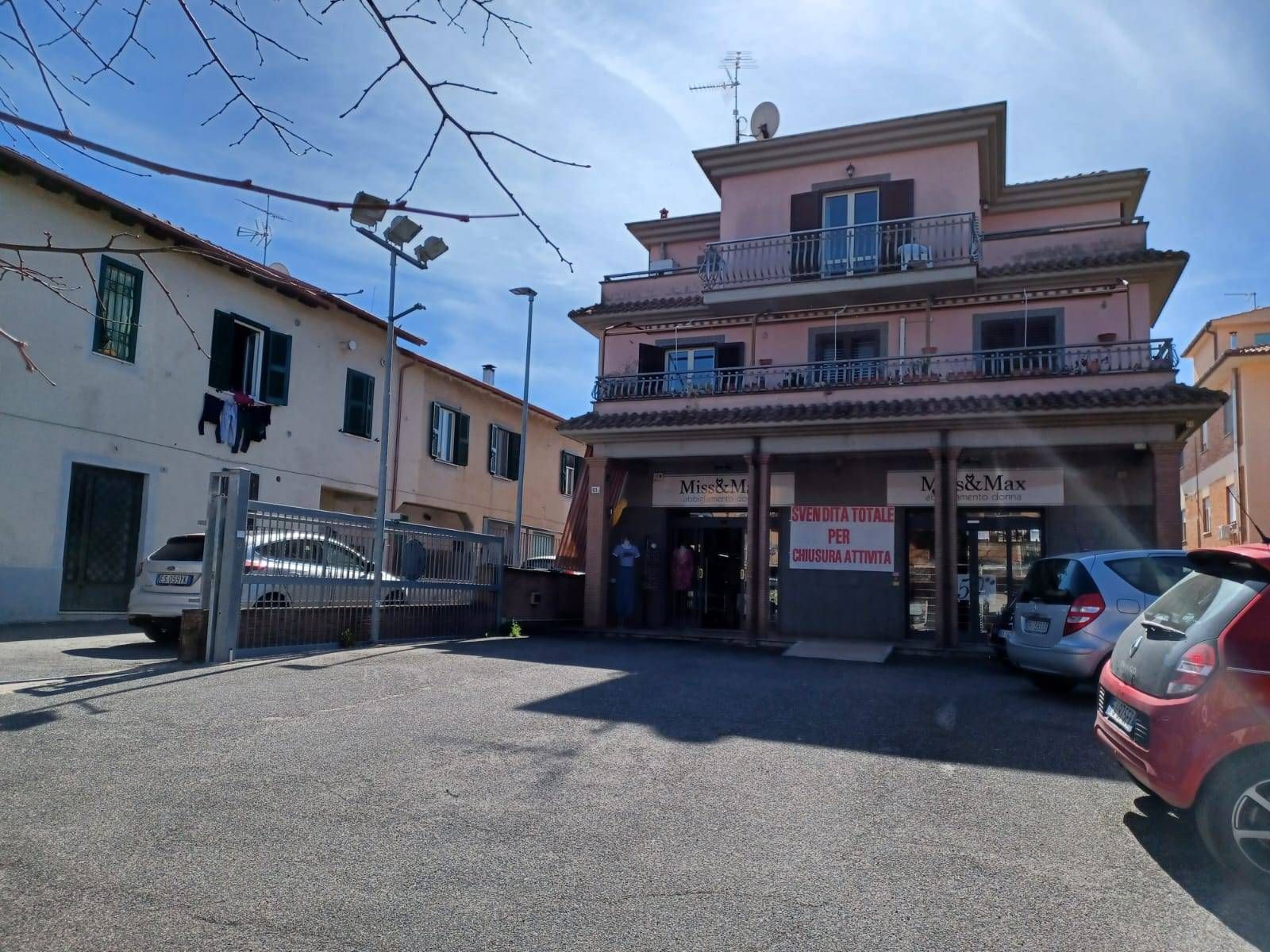 Locale commerciale in locazione. Via del Mare,61 Pavona di Albano Laziale