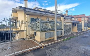 Villetta bifamiliare in vendita in Via Trieste Pavona di Albano Laziale.