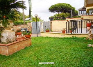 Porzione di villa Trifamiliare di mq 120. Via Dante Alighieri. Anzio