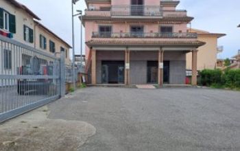 Locale commerciale in locazione. Via del Mare,61 Pavona di Albano Laziale